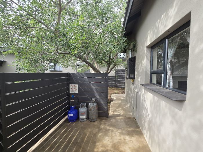House for Sale in Hoedspruit Central: 2 beds, pet-friendly, private yard, study.