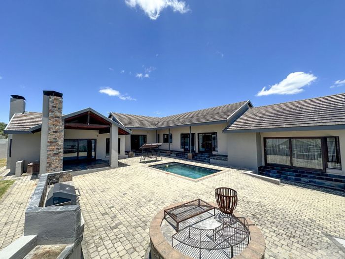 For Sale: House in Sonheuwel with pool, braai area, and spacious living.