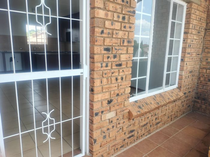 Erand Gardens House For Sale: 3 bedrooms, security complex, near amenities and transport.
