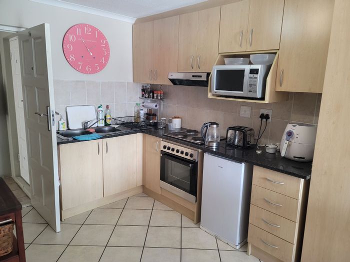 2-Bedroom Apartment To Rent in Admirals Park with pool and garage access.