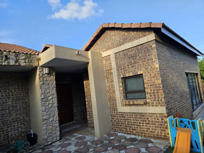 3-Bedroom townhouse with pool, golf access, and double garage in White River Country Estate. For Sale.