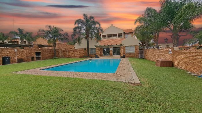 Raslouw Apartment For Sale: 2 Bedrooms, private garden, double garages, secure estate amenities.