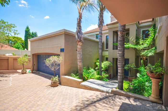 For Sale: House in Woodhill Golf Estate with 5 bedrooms, pool, and braai area.
