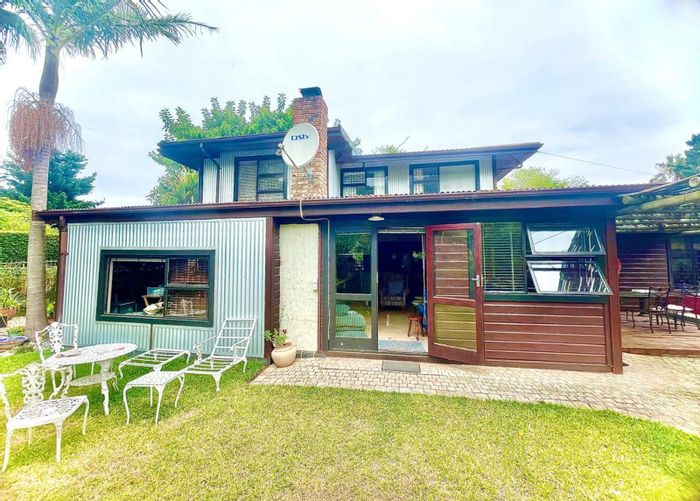 5 Bedroom House in Sedgefield Central For Sale with Cottage Potential and Spacious Living.