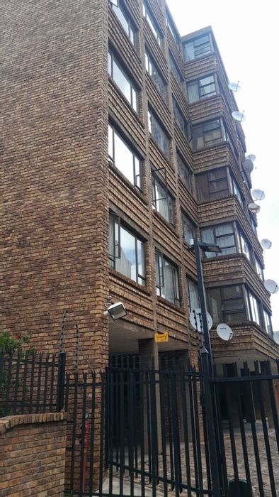 Sunnyside House For Sale: 3 bedrooms, secure parking, close to amenities.