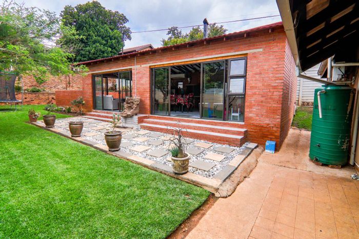 Garsfontein House For Sale: Lapa, bar, boma, 4 beds, security features.