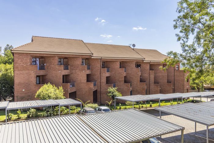 Honeydew Manor Apartment For Sale: Ideal for investors, with pool access and parking.
