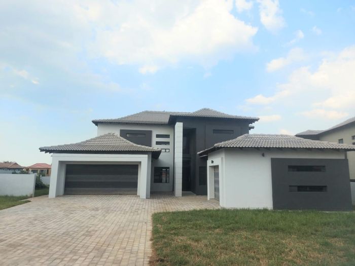 Savannah Country Estate House For Sale: 5 bedrooms, pool, 3 garages, staff quarters.