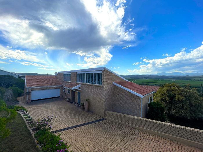 For Sale: House in Fraaiuitsig with dual-access, solar system, and panoramic views.