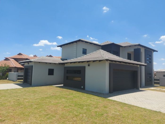 Savannah Country Estate House For Sale: 5 bedrooms, pool, 3 garages, staff quarters.