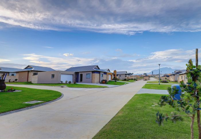House for Sale in Hansmoeskraal AH: 3 beds, security, garage, family-friendly amenities.
