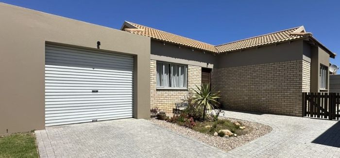 House For Sale in Mooikloof Country Estate: 3 beds, security, low maintenance living.