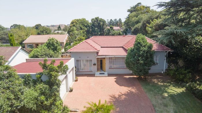 Spacious Mondeor house for sale with pool, garden, and double garage.