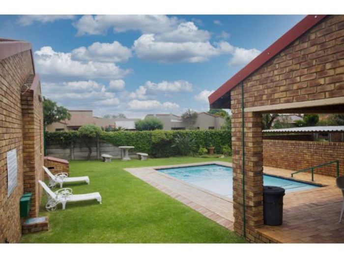 Bromhof Apartment For Sale: 2 Bedrooms, pool, braai areas, secure complex.