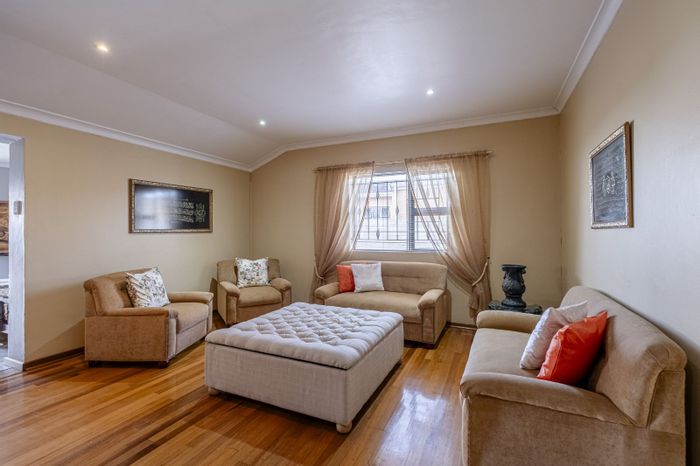 Cotswold House For Sale: 4 bedrooms, flatlet, double garage, secure parking.