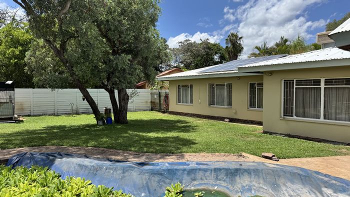 For Sale: Spacious 5-bedroom house in Onverwacht with pool and garden amenities.