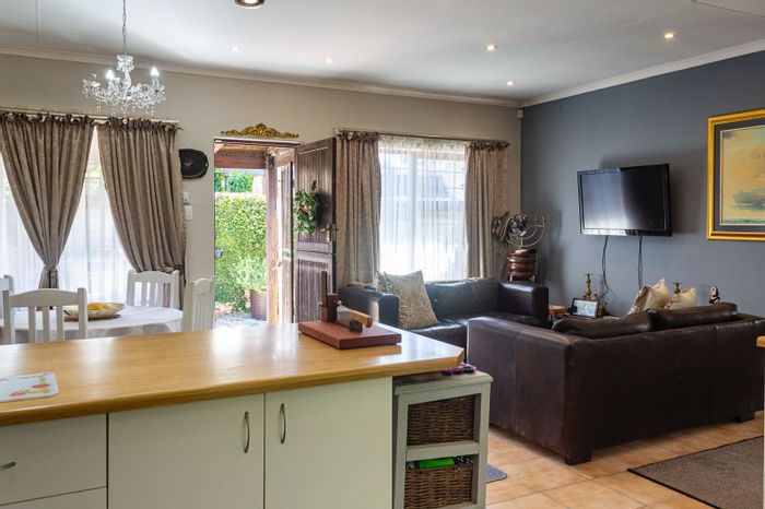 Bo Dorp House For Sale: 2 bedrooms, open-plan living, secure parking, low maintenance.