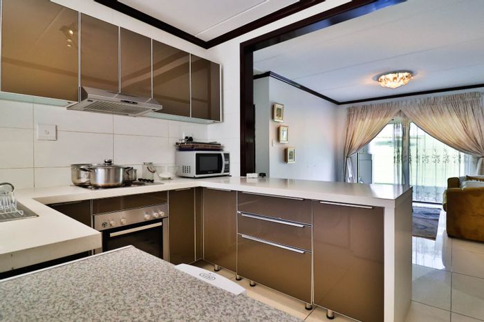 Ground Floor Apartment in Maroeladal: 2 Bedrooms, Pool, Kids Area, Secure Living. For Sale.
