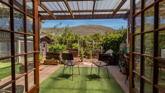 Charming 2-bedroom house in Capri with renovated kitchen, carport, and garden. For Sale.