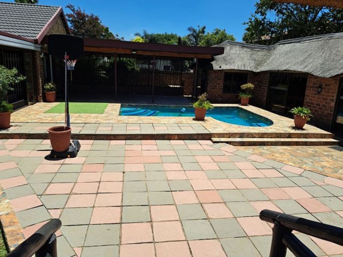 For Sale: House in Wierda Park with pool, jacuzzi, and spacious living areas.
