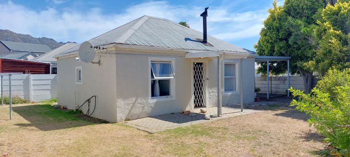 2 Bedroom House For Sale in Pine Acres with communal pool and garden.