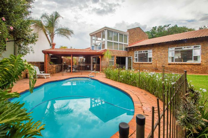 Northwold House For Sale: 3 beds, pool, cottage, solar, spacious gardens.