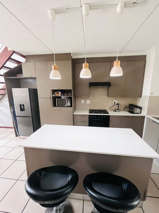 Lonehill Apartment For Sale: 2-Bed, 2-Bath, balcony, secure complex, parking included.