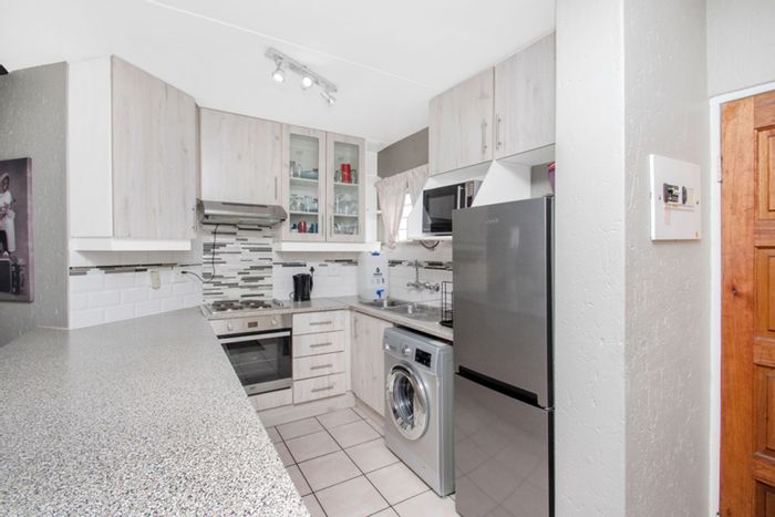 Bromhof Apartment For Sale: 3 bedrooms, pool access, close to shopping centers.