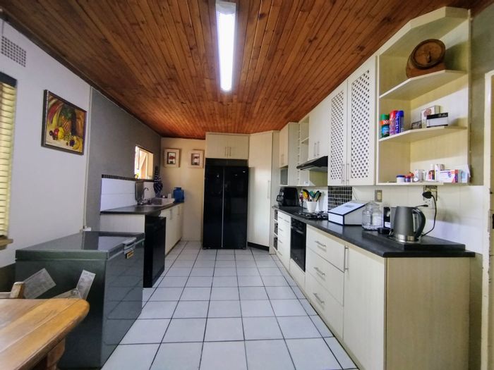 House For Sale in Ventersdorp Central: 4 beds, flats, pool, borehole, ample parking.