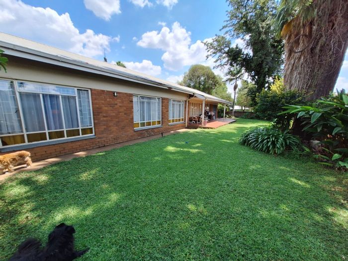 Rietfontein House For Sale: 4 beds, pool, borehole, study, ample parking.