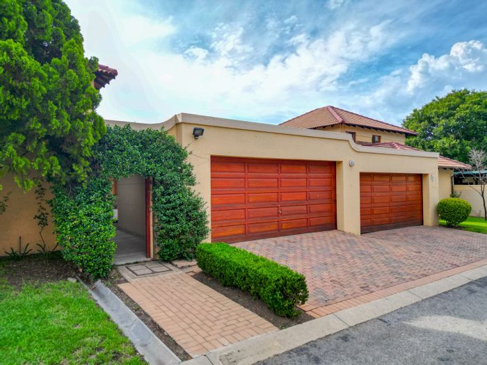 Lonehill House For Sale: 3 beds, pool, lapa, security, and guest suite.