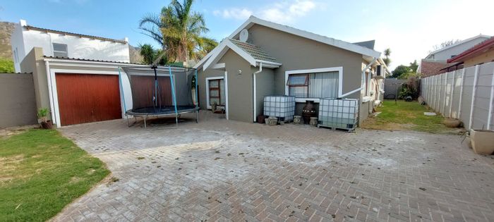 Dobson House For Sale: Open-plan living, pool, bar, and ample parking.
