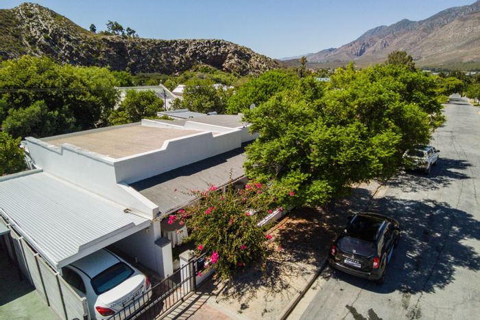House for Sale in Montagu Central: 3 en-suite bedrooms, dual living potential.