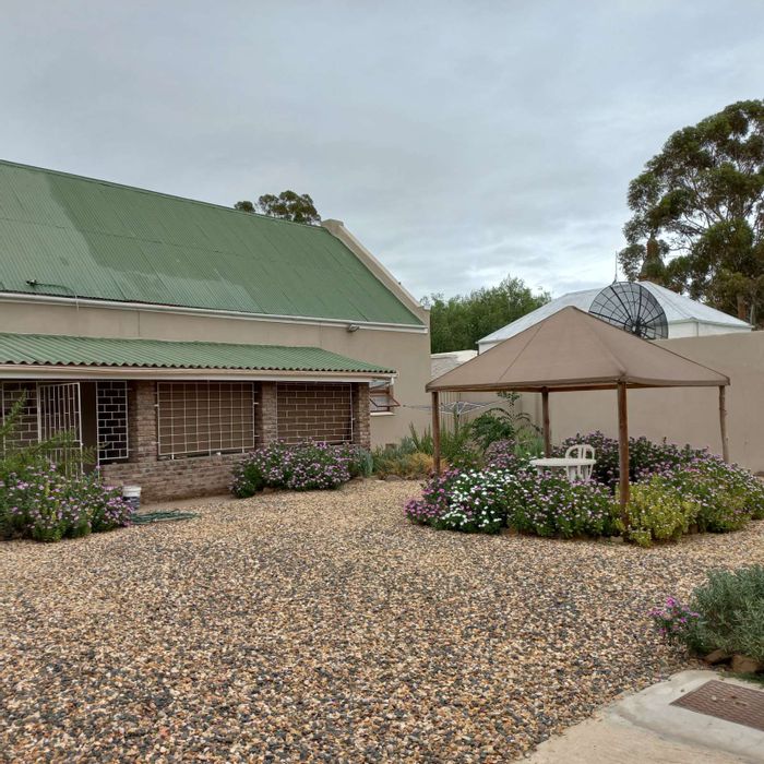 3-Bedroom House For Sale in Calitzdorp Central with spacious yard and parking.