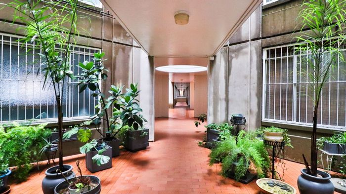 For Sale: 2-bedroom apartment in Primrose Hill with balcony and underground parking.