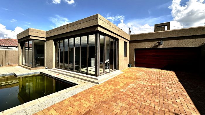 House for Sale in Ekangala: 3 Bedrooms, Pool, Open-plan Living, Ample Parking.