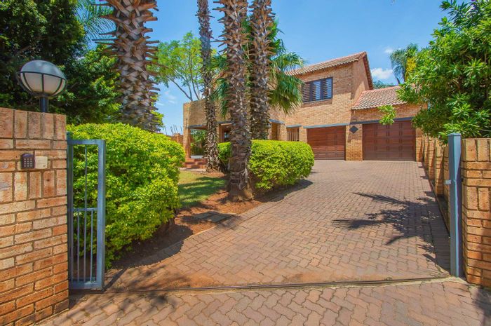 For Sale: Townhouse in Ruimsig Noord with garden, pool, and double garage.