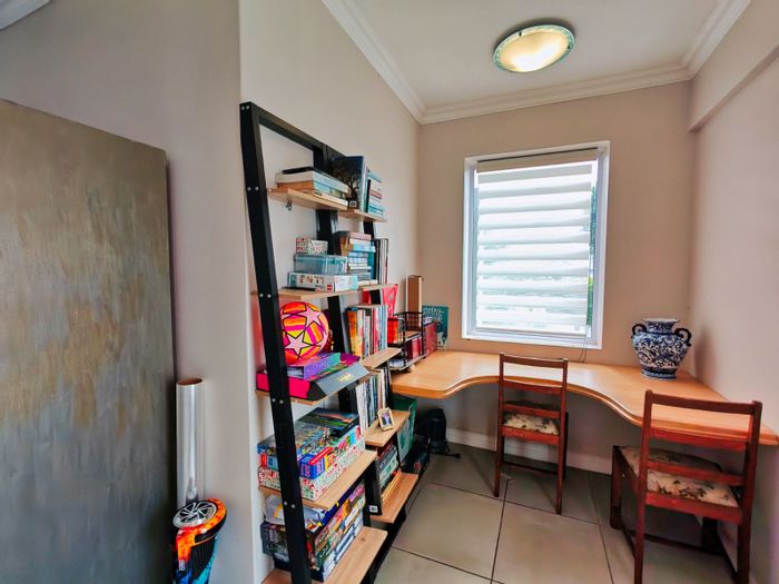 Kraaibosch Manor House For Sale: 5 beds, flatlet, secure estate living.