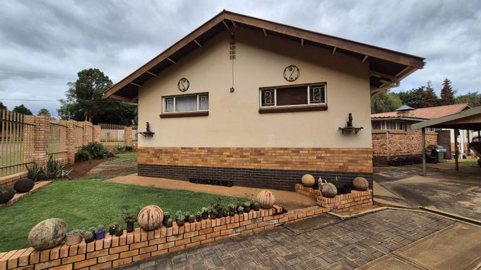 For Sale: House in Lydenburg Central with 3 bedrooms, 3 garages, and entertainment area.