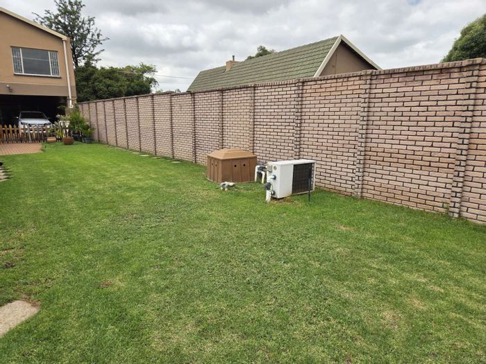 For Sale: Spacious 6-bedroom house in Wierda Park with pool and flatlet.
