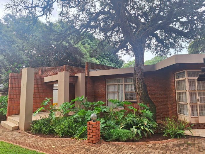 Chroompark House For Sale: 5 bedrooms, pool, security, near schools and shops.