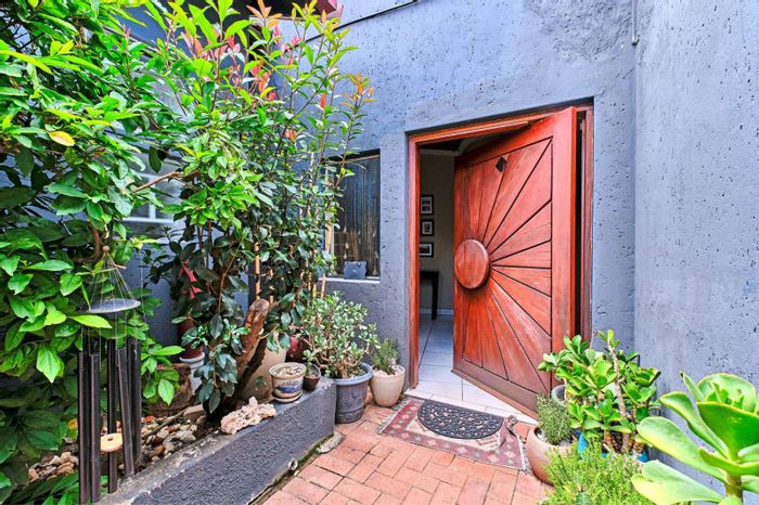 For Sale: Oakdene House with flat, garden, garage, and close to amenities.