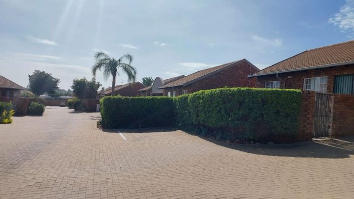 Townhouse To Rent in Amberfield Heights: 2 beds, garden, 24-hour security.