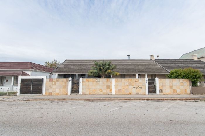 Versatile Richmond Hill house for sale: 8 bedrooms, income potential, off-street parking.