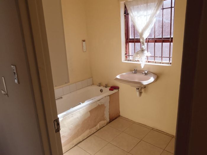 For Sale: 3 Bedroom House in Bethelsdorp with spacious living and natural light.