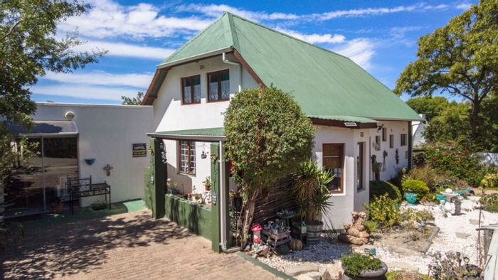 Dual living opportunity in Montagu Central: House with courtyard and parking for sale.