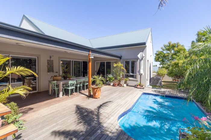 For Sale: House in Schonenberg with 3 beds, study, patio, and double garage.