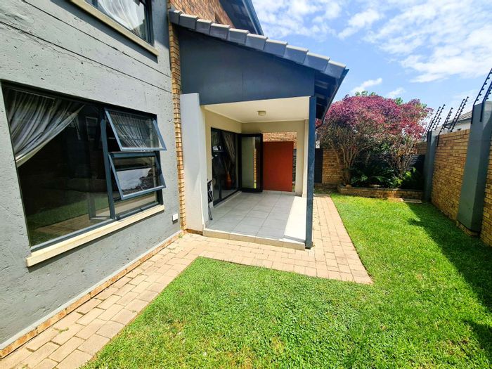 Amberfield Townhouse For Sale: 3 beds, pool, clubhouse, garden, garage.