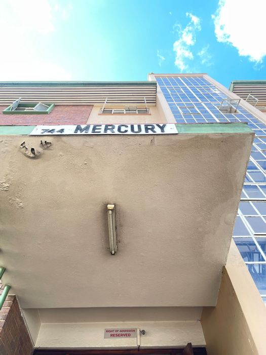 For Sale: 2-bedroom apartment in Arcadia with garage and dedicated dining area.