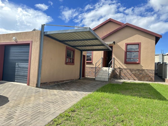 For Sale: House in Kosmosdal with 3 bedrooms, garage, and fibre connectivity.